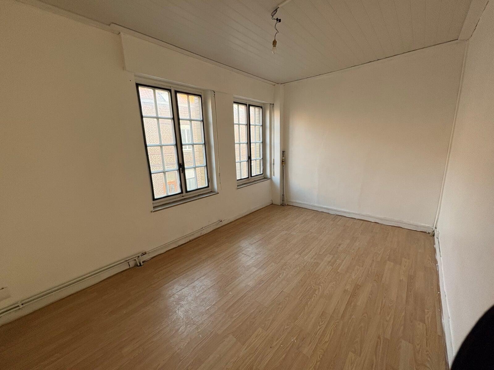 espace vide avec fénêtre